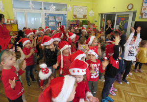 Dzieci śpiewają świąteczną piosenkę.